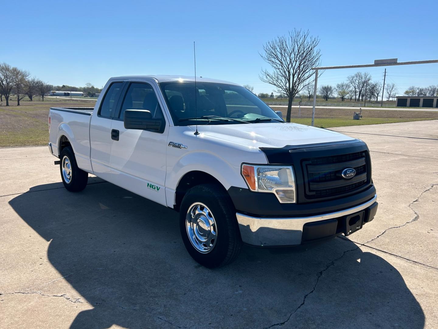 2014 White /Gray Ford F-150 XLT SuperCab 8-ft. Bed 2WD (1FTEX1CM9EK) with an 3.7L V6 DOHC 24V engine, 6-Speed Automatic transmission, located at 17760 Hwy 62, Morris, OK, 74445, (918) 733-4887, 35.609104, -95.877060 - 2014 FORD F-150 XLT SUPERCAB 8-ft. BED 2WD 3.7L V6 FEATURES KEYLESS REMOTE ENTRY, POWER LOCKS, POWER WINDOWS, AM/FM STEREO, SIRIUS XM STEREO, CD PLAYER, AUXILLARY PORT, HANDS-FREE BLUETOOTH CALLING, CRUISE CONTROL, TRACTION CONTROL, MULTI-FUNCTIONING STEERING WHEEL CONTROLS. HAS 169,145 MILES WITH 2 - Photo#2